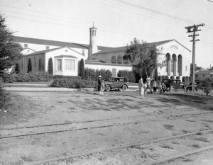 The new Commodore Sloat school building, with Junipero Serra Boulevard in front, 1927. 